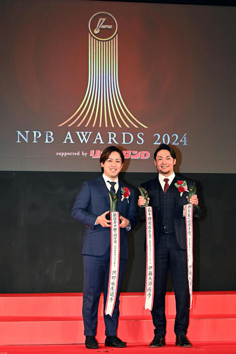 NPBアワーズ2024で受賞した日本ハム河野（左）と伊藤は記念撮影でポーズを決める（撮影・滝沢徹郎）