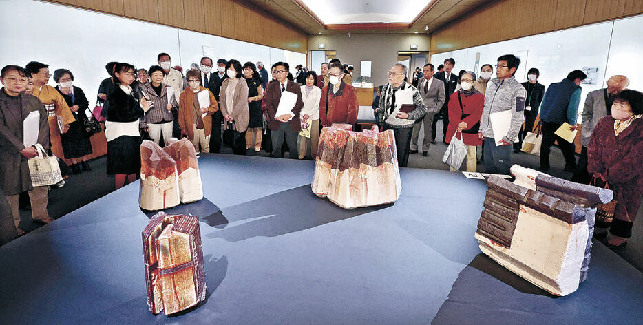 志野の作品に見入る来場者＝富山県水墨美術館