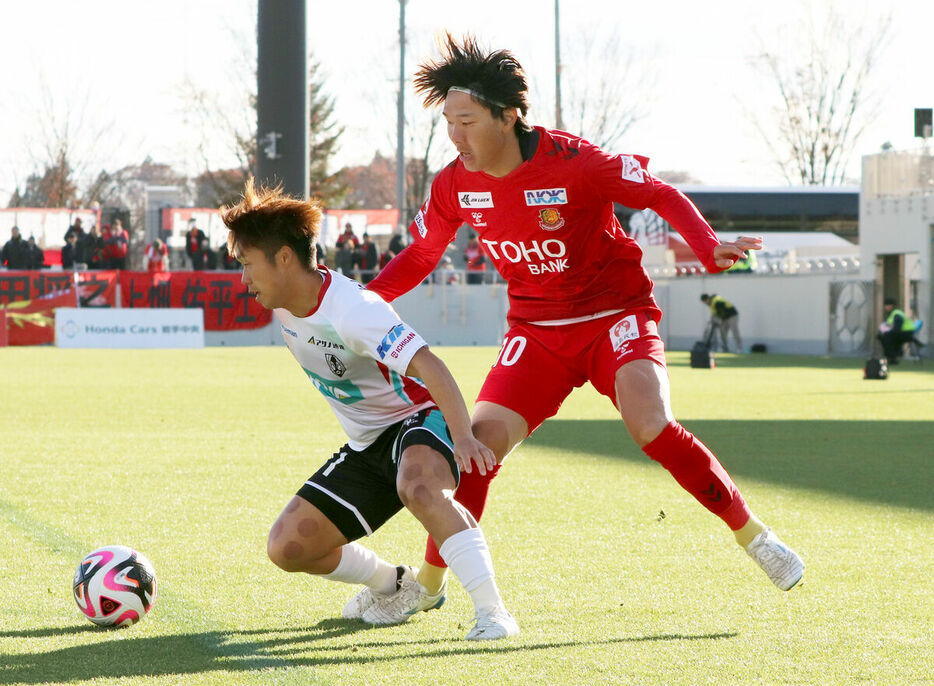 相手選手と競り合う岩手・桐蒼太（左）（カメラ・岩崎敦）