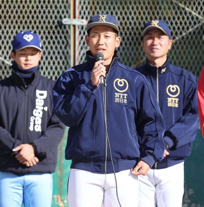 野球教室であいさつをする阪神D1位・伊原陵人＝桜之宮野球場（撮影・安部光翁）