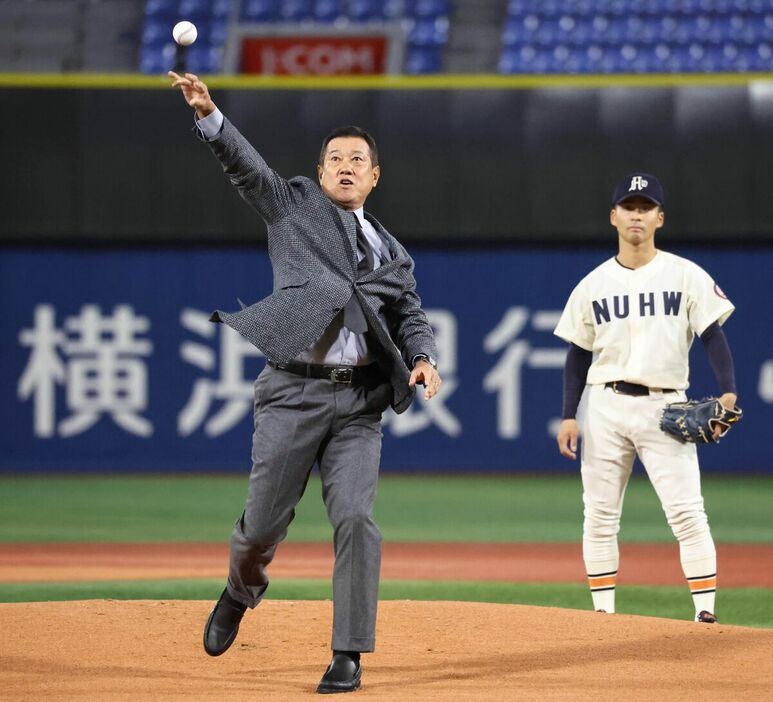 始球式を務めた原辰徳氏（カメラ・清水　武）