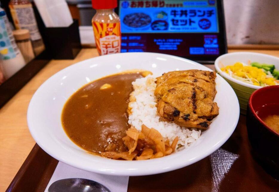 すき家の秋の新商品、やわらかチキンカレー