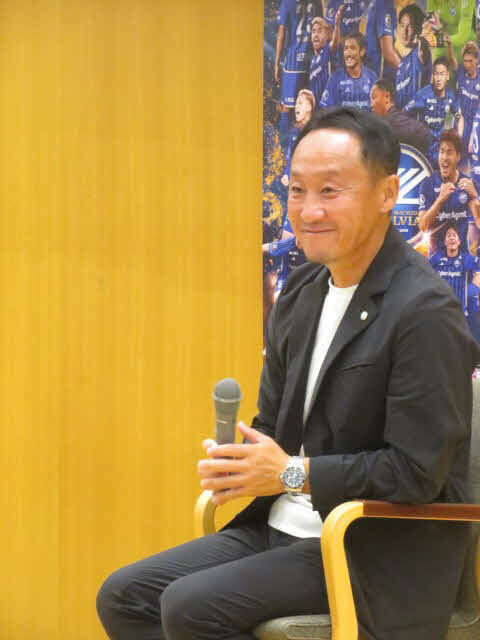 町田の黒田剛監督は笑顔ながらに講演する