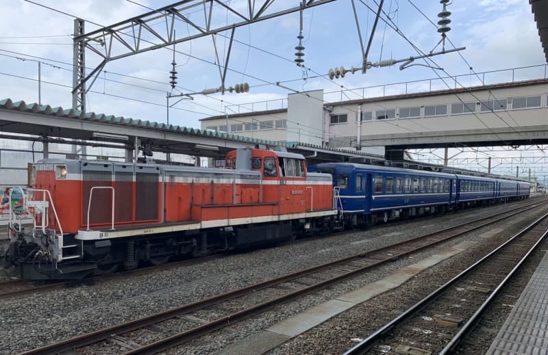 ディーゼル機関車がけん引した「青い１２系客車号」＝２０１９年６月、会津若松駅