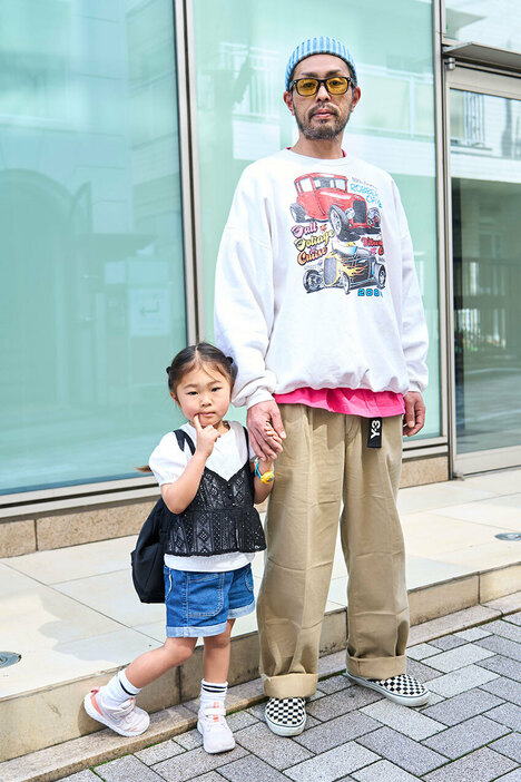 トレーナー、Tシャツ＝ともに古着　パンツ＝ポロ ラルフ ローレン　シューズ＝ヴァンズ　帽子＝ユナイテッドアローズ　眼鏡＝レイバン　ベルト＝ワイスリー