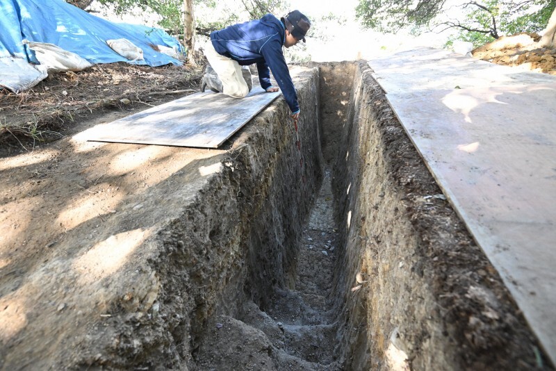 大山古墳の第2堤の発掘現場。地表面の約2メートル下で古墳築造当初の石敷きが見つかった＝堺市堺区で2024年11月29日午前11時7分、大西岳彦撮影