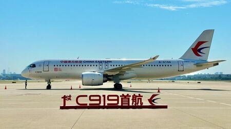 中国の国産旅客機「C919」はボーイング737型機とエアバスA320型機をベンチマークに開発された。写真は中国東方航空に納入された第1号機（同社ウェブサイトより）