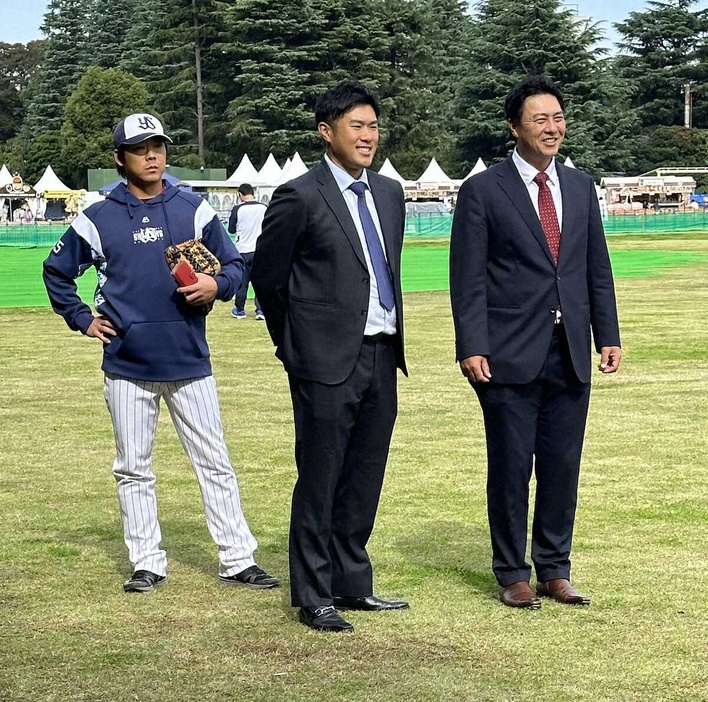 神宮外苑を訪れ、チーム関係者にあいさつしたヤクルト佐藤由規コーチ（中央）