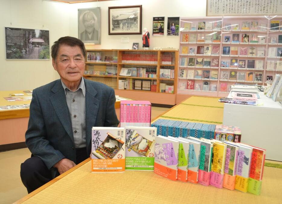 寂聴さんが現代語訳した「源氏物語」（手前）など、寄贈する遺品の一部を紹介する田口俊夫副会長＝1日、二戸市浄法寺町の瀬戸内寂聴記念館