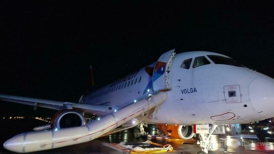 トルコ南部アンタルヤの空港で、エンジンが火災を起こしたロシアのアジムト航空の旅客機。乗客は緊急脱出スライドで避難した。デミルオレン通信提供（2024年11月24日撮影、公開）。【翻訳編集】 AFPBB News