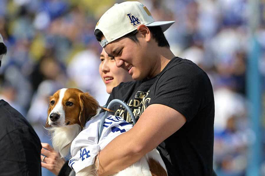 優勝パレードに妻・真美子さん、デコピンと参加したドジャースの大谷翔平【写真：ロイター】