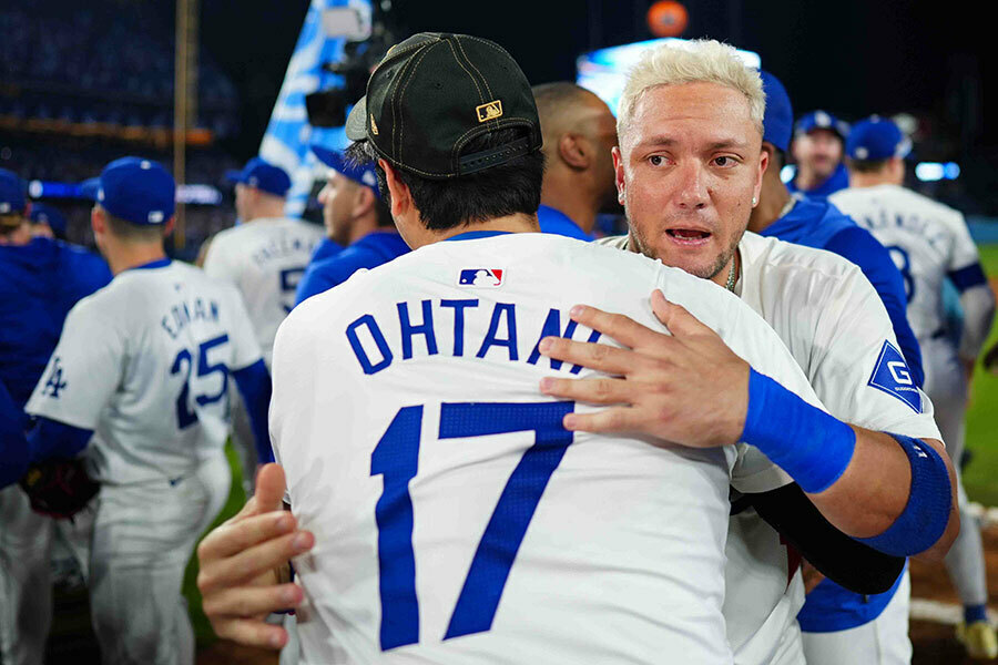 ドジャースのミゲル・ロハス（右）と大谷翔平【写真：Getty Images】