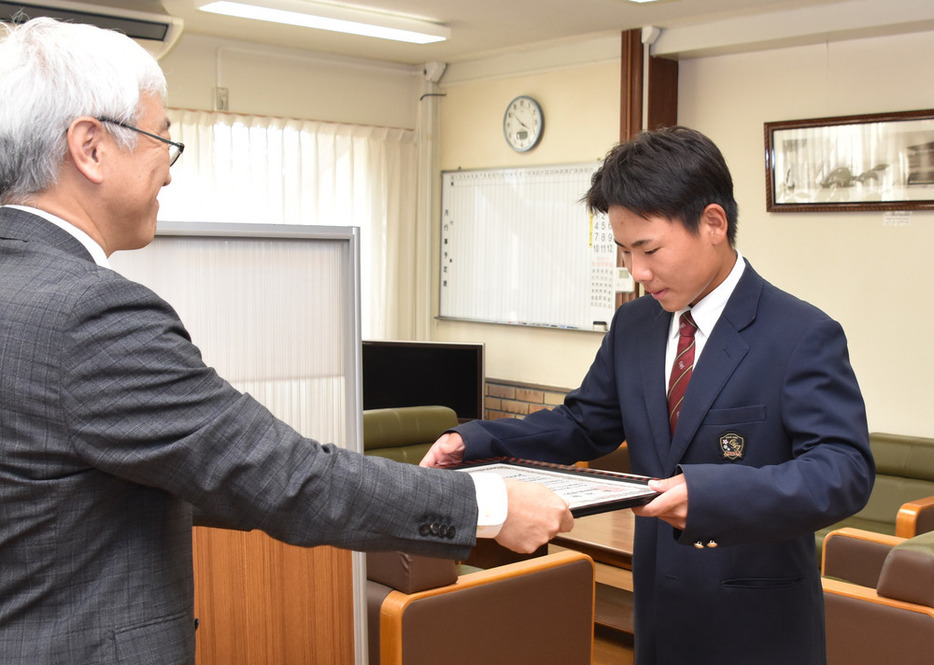 表彰状を受け取る小城高の馬場主将（右）