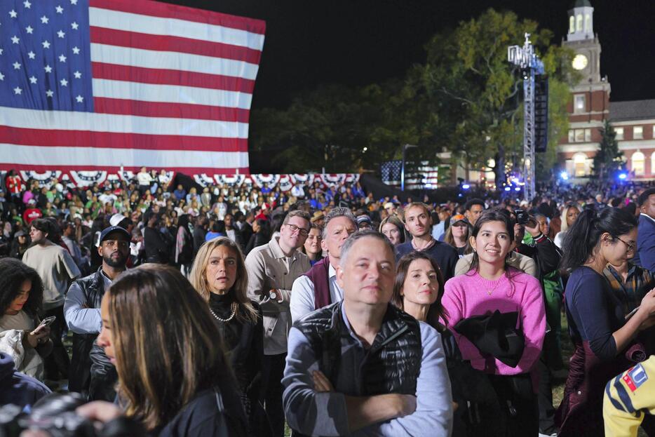 米大統領選の開票速報を見るハリス副大統領の支持者＝5日、ワシントン（共同）