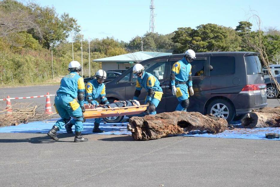 乗用車から負傷者を救出する訓練=茨城町上石崎