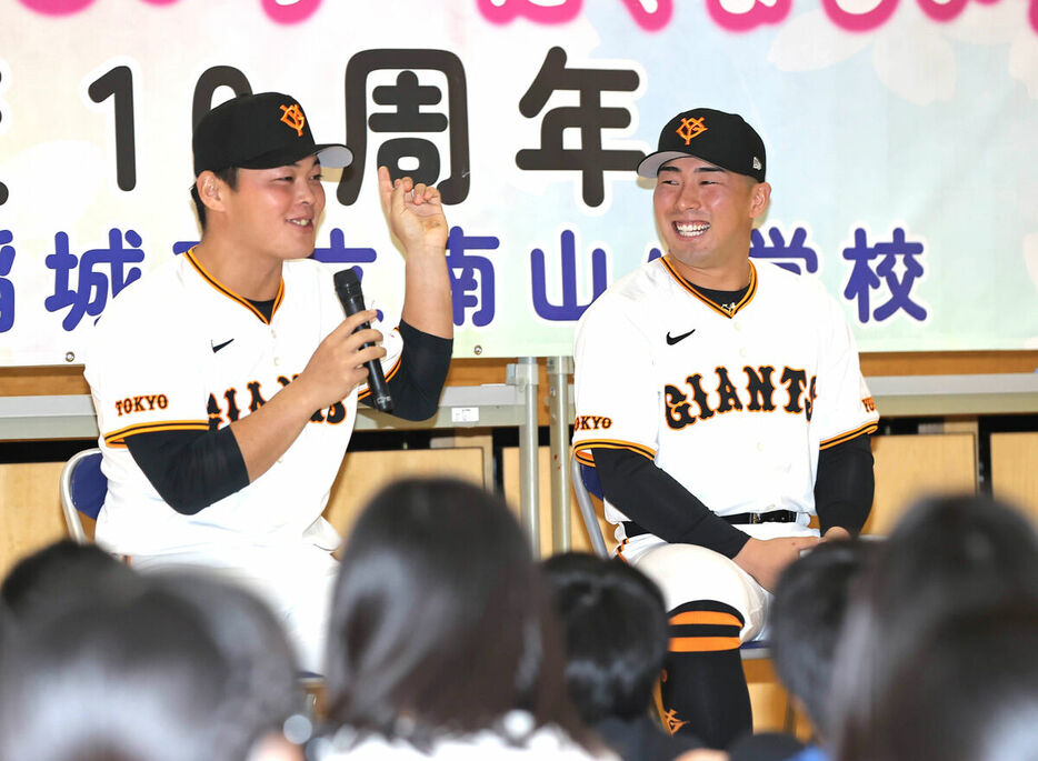 小学生との交流を楽しむ（左から）山瀬慎之助、浅野翔吾（カメラ・竜田　卓）