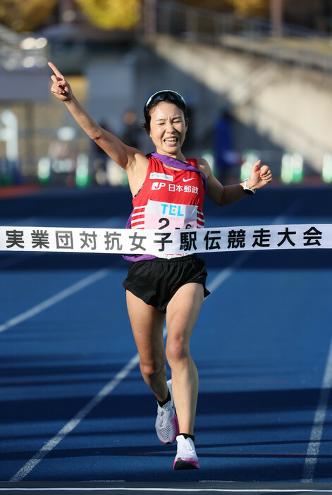 第４４回全日本実業団対抗女子駅伝は２４日、６区間４２．１９５キロのコースに２４チームが出場して行われ、日本郵政グループが４年ぶりの優勝を果たした＝宮城・弘進ゴムアスリートパーク仙台