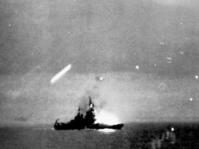 昭和19年11月29日、特攻機の体当たりを受けた米戦艦「メリーランド」