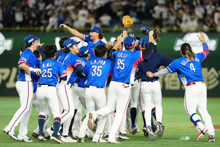 ＜日本・台湾＞優勝を決め歓喜する台湾ナイン（撮影・島崎忠彦）