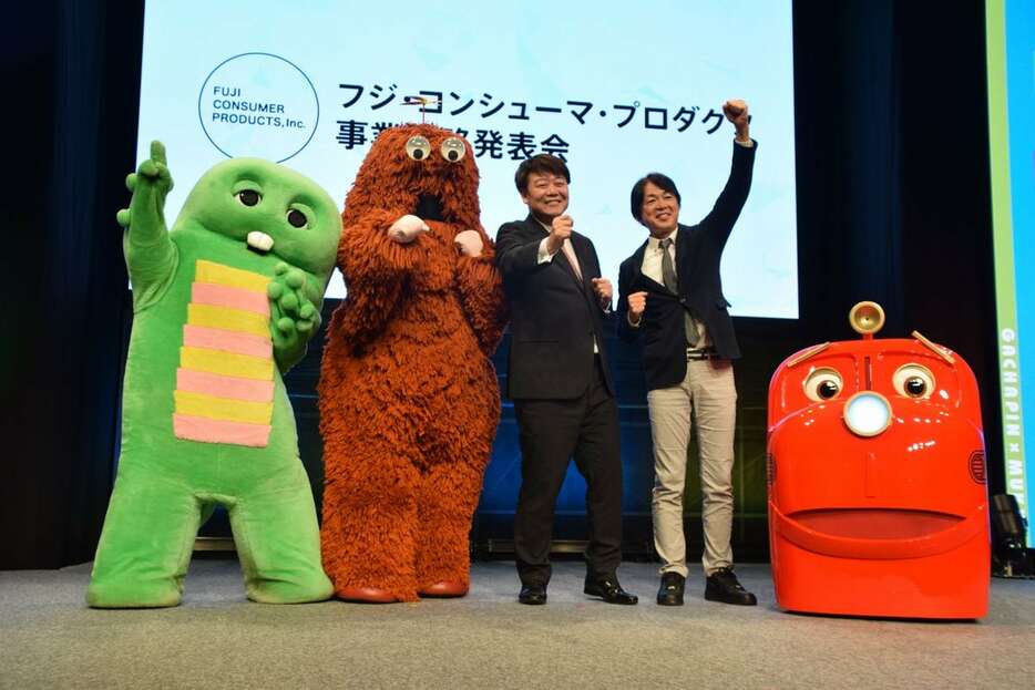 ガチャピンとムック（左）、チャギントン（右端）も発表会に駆けつけた＝7日、東京都港区のフジテレビ（飯塚友子撮影）