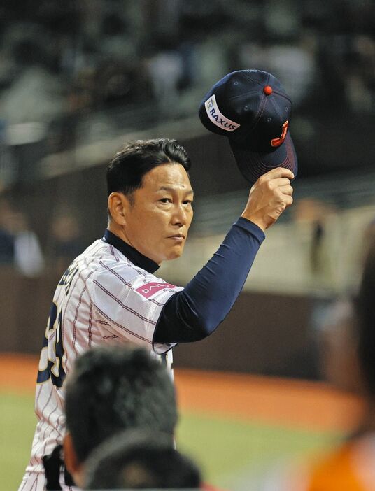 韓国戦に勝利し、観客の声援に応える井端監督