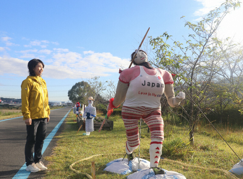 パリ・オリンピック金メダリストの北口榛花選手をモチーフにした作品も登場した「かかしコンテスト」＝和歌山県橋本市で2024年11月12日午前8時27分、藤原弘撮影