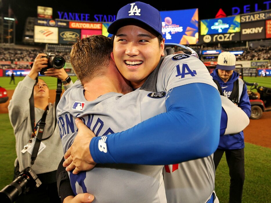 ワールドシリーズを制覇した直後、キケ・ヘルナンデス（33歳）と抱き合う大谷翔平 photograph by AFLO