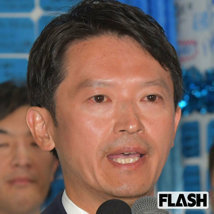 選挙期間中から腕時計を「カシオ」に変えた斎藤元彦知事（写真・馬詰雅浩）