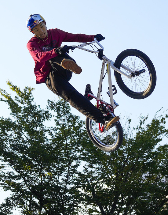 BMXフリースタイル・パークの男子エリートクラスで6連覇を果たした中村輪夢＝岡山市