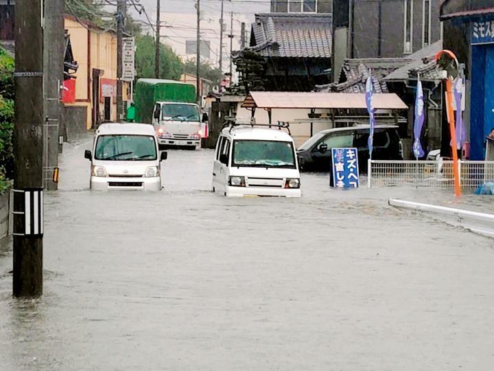 久万川の氾濫で市道が冠水し、車が立ち往生していた＝2日午後0時10分ごろ、松山市久万ノ台（撮影・花本和久）