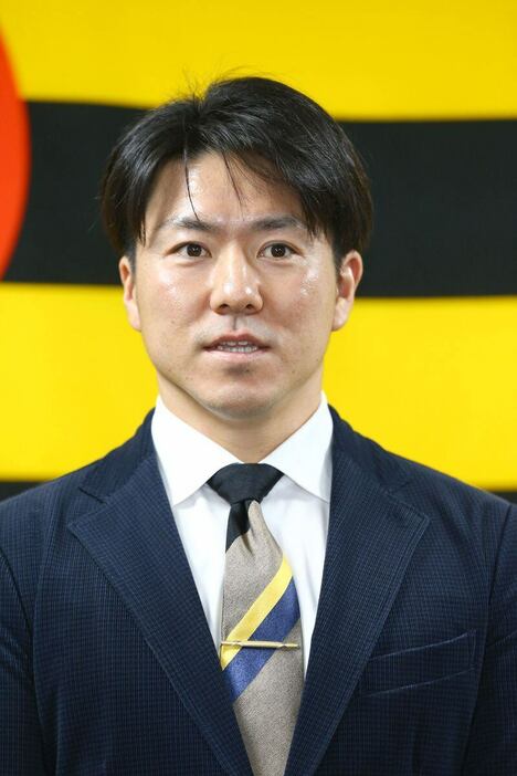 現状維持で更改した阪神・長坂拳弥＝西宮市（撮影・斉藤友也）