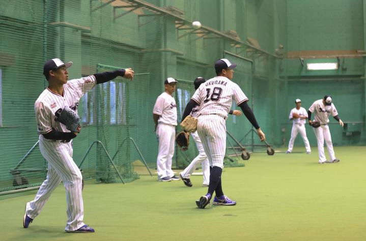 松山での秋季キャンプが始動しキャッチボールするヤクルトの投手陣＝松山中央公園屋内運動場