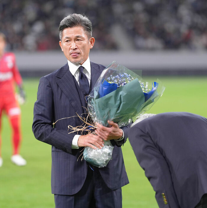 セレモニーで花束を受け取った鈴鹿・三浦知良（カメラ・岡野　将大）