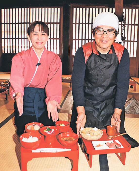 五箇山御膳を紹介する東田さん（右）と酒井さん