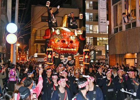 唐津くんちが宵曳山で開幕。巡行に出発する1番曳山「赤獅子」＝2日夜、唐津市