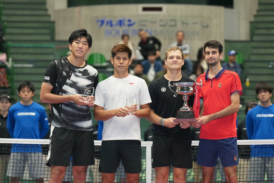 写真は（右から）男子ダブルス優勝のバシル・キルコフ（アメリカ）、バート・ステフェンス（オランダ）、準優勝の内田海智（富士薬品）、柚木武（イカイ）（写真提供◎一般社団法人兵庫県テニス協会／兵庫ノアチャレンジャー）