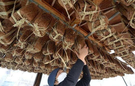 大田市西区元亭洞（テジョンシ・ソグ・ウォンジョンドン）のある農家で、農民が純国産豆で作った軒下の味噌玉麹の状態を確認している。味噌玉麹は乾燥や醗酵期間を経て来年２～３月伝統テンジャン（韓国味噌）と醤油の材料として作られる。フリーランサー　キム・ソンテ