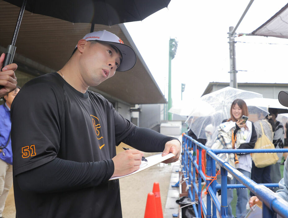 雨の中、ファンにサインをする浅野翔吾（カメラ・相川　和寛）