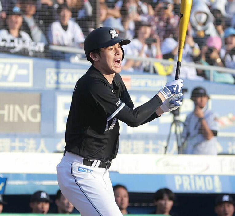 野球対決で１回無死に右前安打を放つ佐々木朗希（カメラ・今成　良輔）