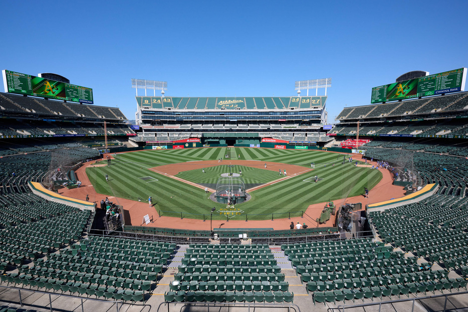 ＭＬＢのアスレチックスは４日、球団名からオークランドを外し、新たなフランチャイズ名は入れずに「アスレチックス」を名称とすることを発表した。写真は今季までの本拠地。米カリフォルニア州オークランドで２０２３年８月撮影（２０２４年　ロイター/USA TODAY Sports）