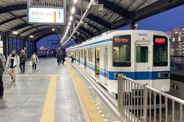 大師前駅。大師線は2両編成の8000型電車が往復している（中島洋平撮影）。