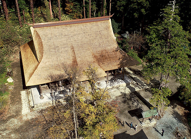 かやぶき屋根の大規模ふき替え工事が完了した本山慈恩寺の本堂＝寒河江市（許可を得てドローンで撮影）