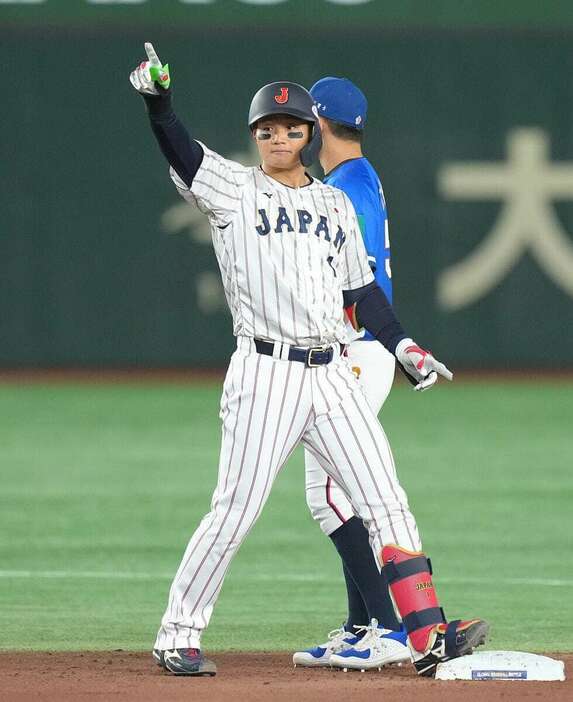 【野球プレミア12 日本（侍ジャパン）対台湾】一回、2点適時2塁打を放った森下翔太＝東京ドーム（撮影・松永渉平)