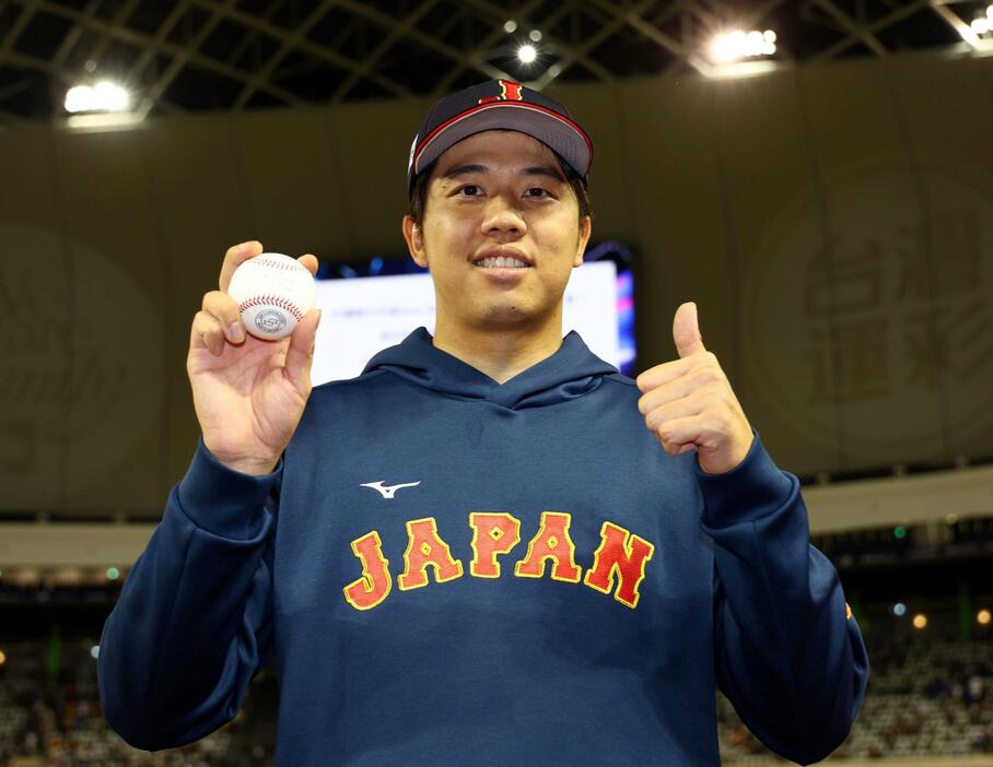 　ウイニングボールを手にポーズを決める才木（撮影・山口登）