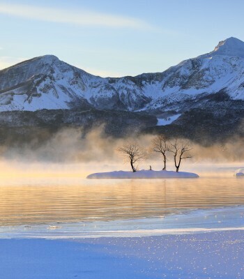 桧原湖から望む磐梯山。1888年の山体崩壊では、岩なだれで477名の命を奪われた　photo by gettyimages