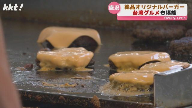 調理中のハンバーガー