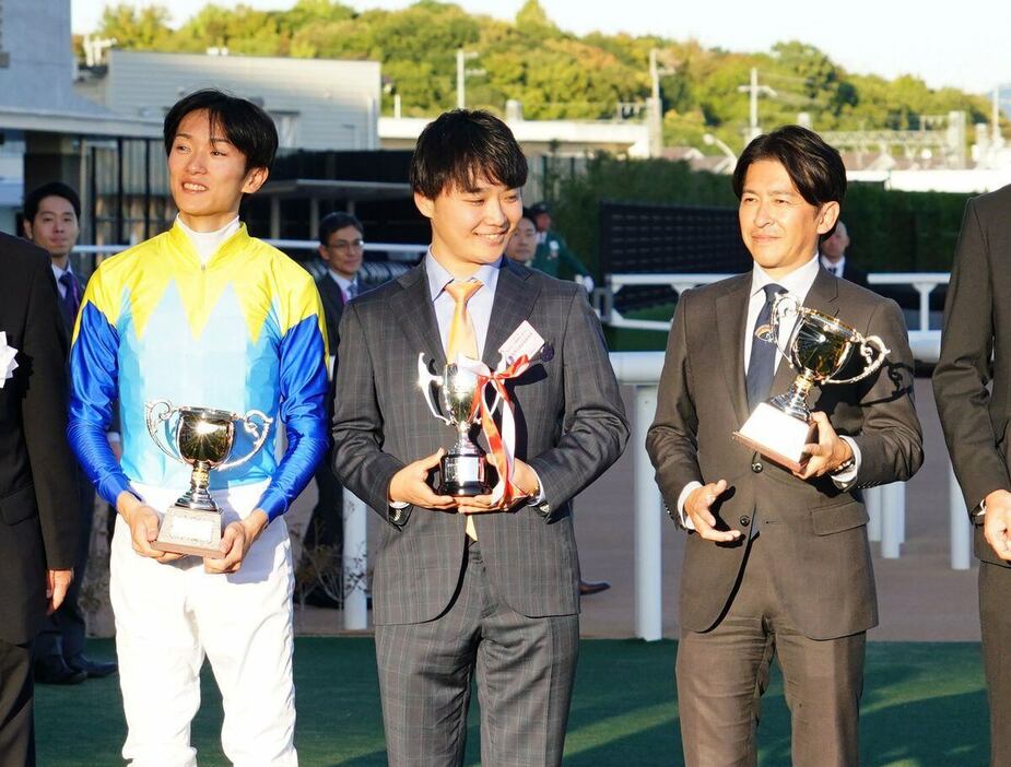 デイリー杯2歳Sを勝利した坂井瑠星騎手（左）、福永 祐一調教師（右）＝京都競馬場（撮影・榎本雅弘）