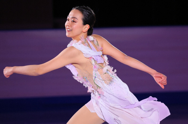 「MAO　RINK」のオープニングセレモニーで演技する浅田真央さん＝東京都立川市で2024年11月8日、長谷川直亮撮影