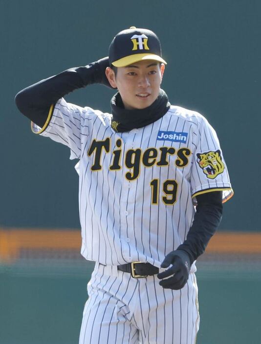 【プロ野球阪神　ファン感謝デー】　ファン感謝デーに登場する阪神・下村海翔＝甲子園球場（撮影・水島啓輔）