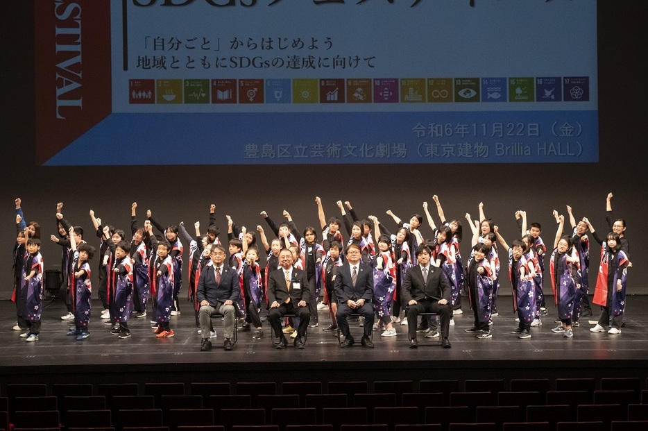 池袋小学校の記念写真（撮影・三田春樹）